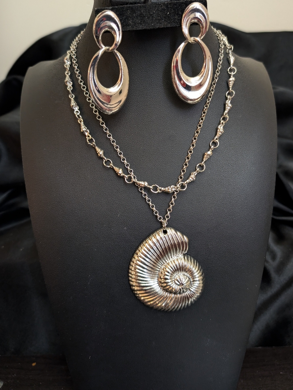 #62. TRENDING SILVER CONCH STATEMENT NECKLACE & VINTAGE EARRINGS